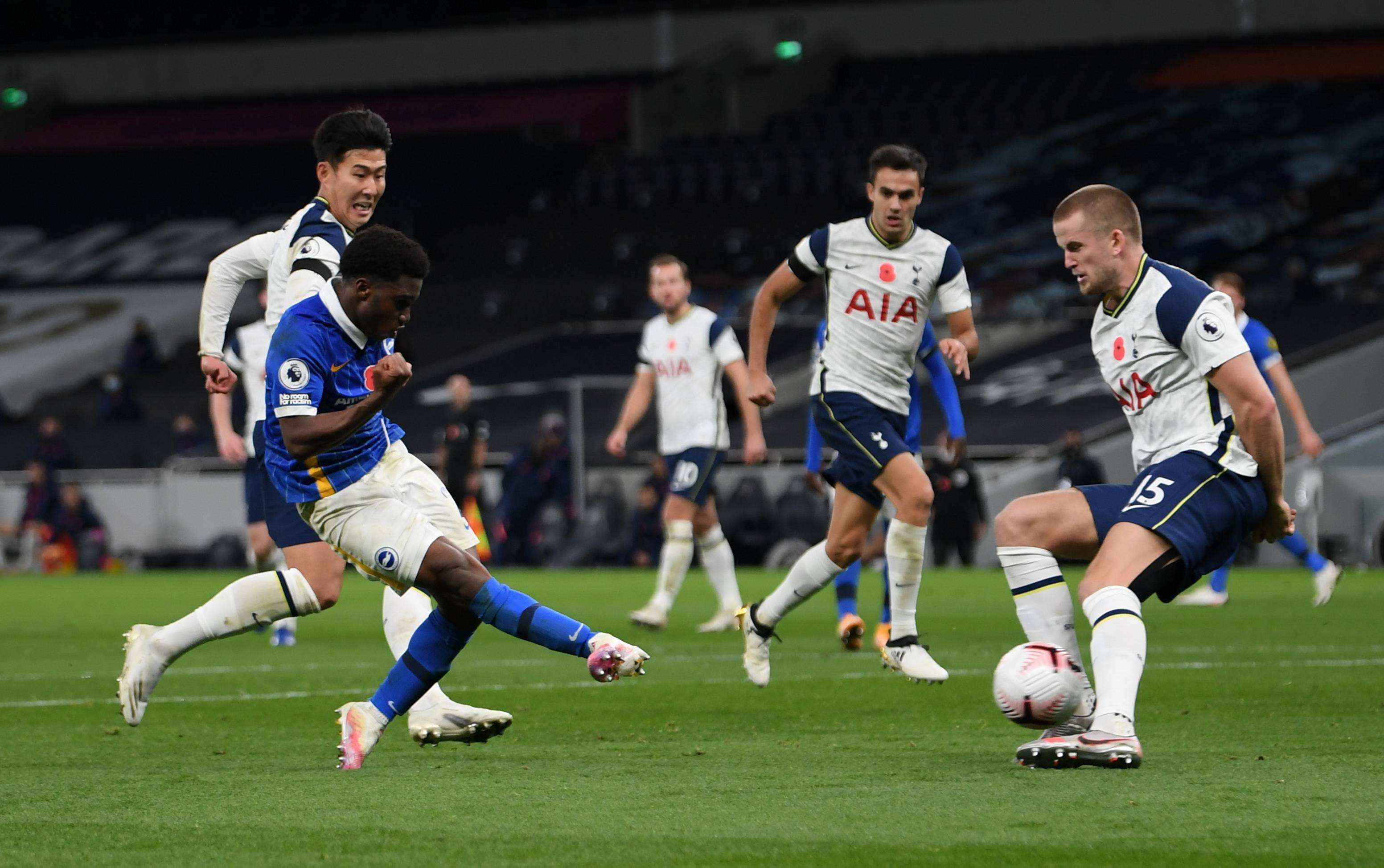 伊涅斯塔造访巴萨基地，与佩德里、费尔明、亚马尔合影