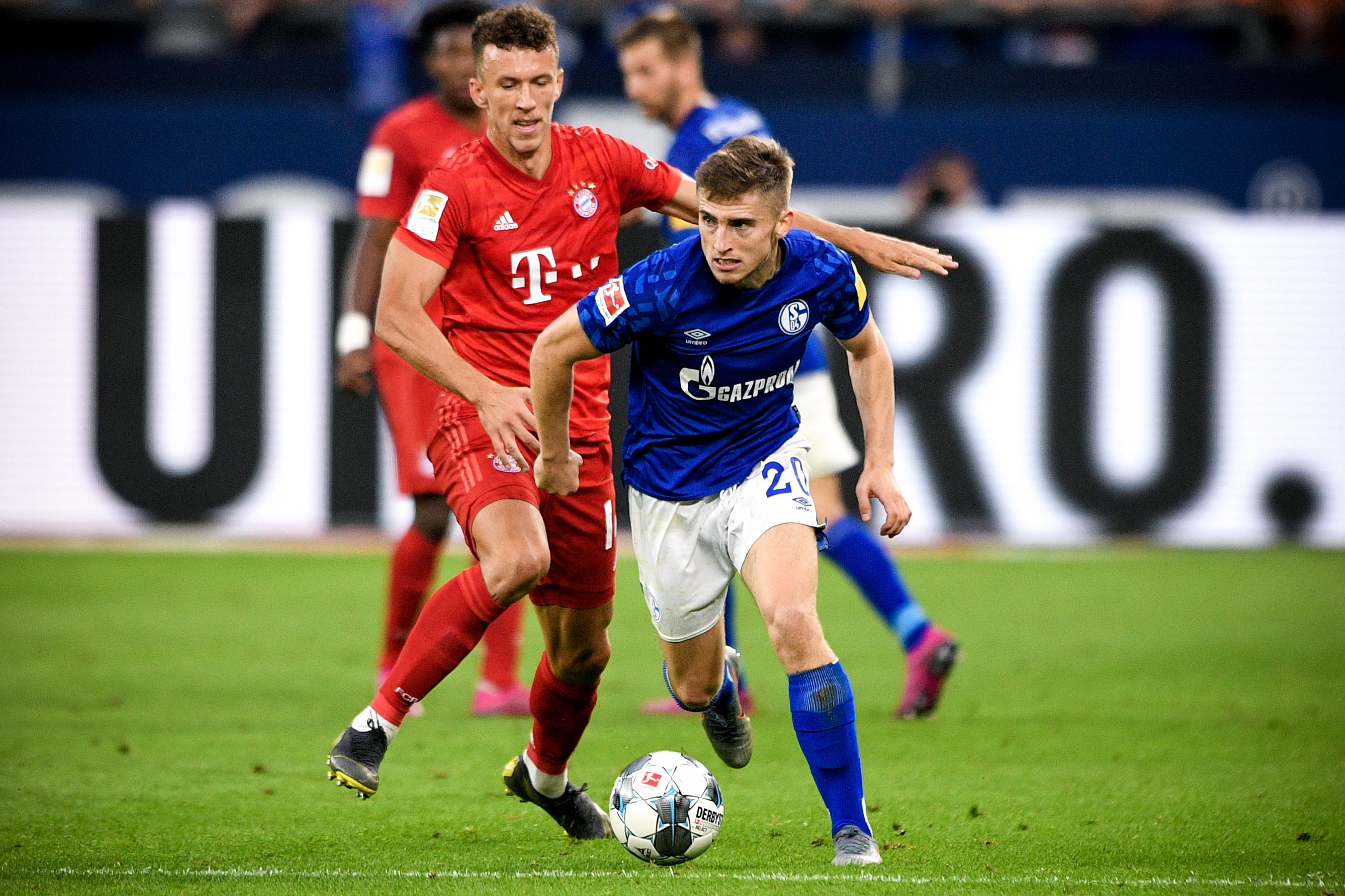 米体：意甲启用高可见度足球，荧光橙配色以往仅用于极端天气