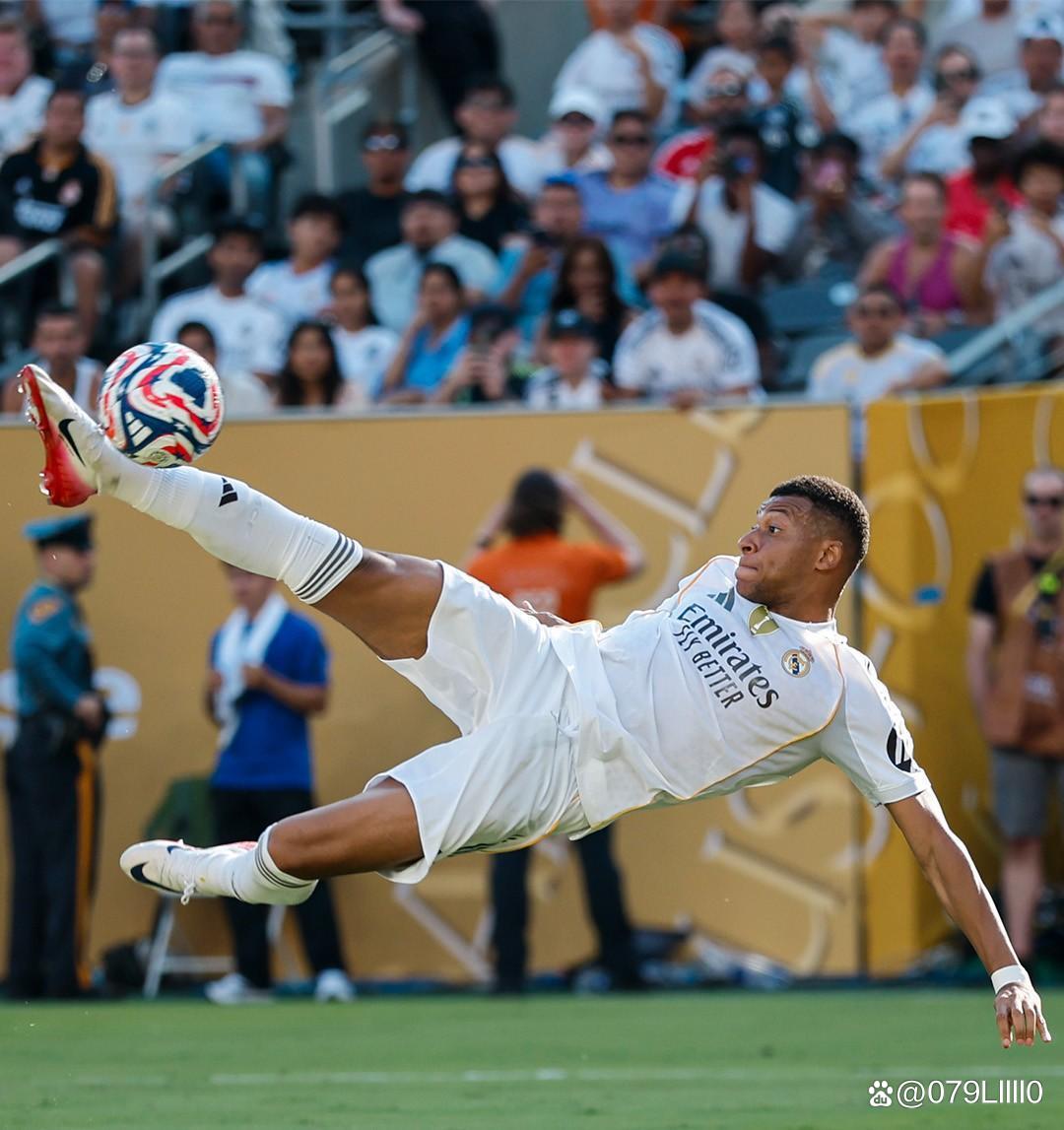 29岁法国女子网球名将转行当“网红模特”，曾因隆胸惹争议