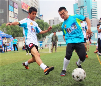 内马尔从中场跑回禁区开门球，结果队友直接开大脚让他无语