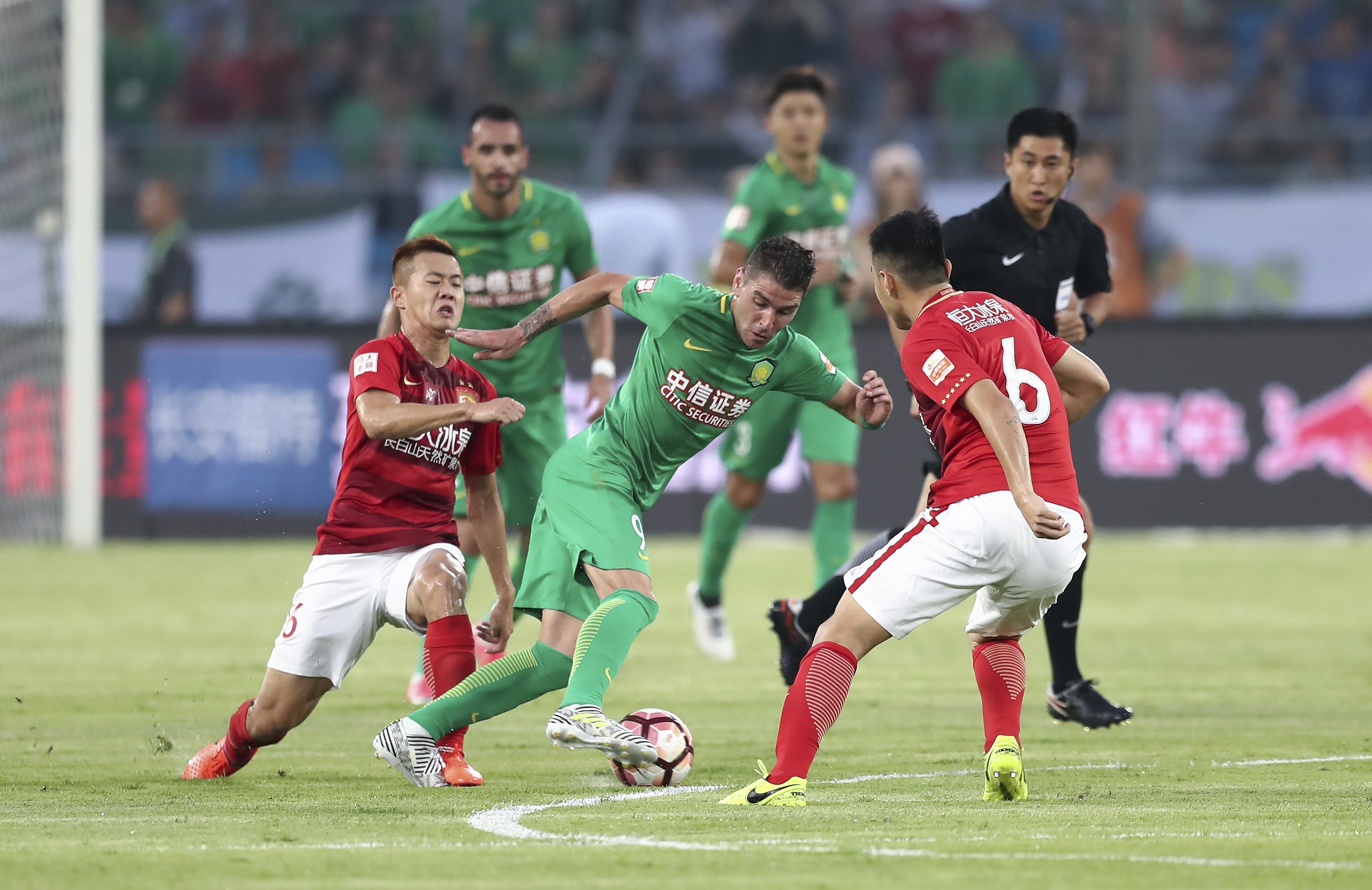 足球法甲豪门官宣续约核心前锋，合同长达五年