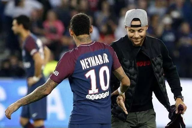 皇马本泽马梅开二度助球队获胜